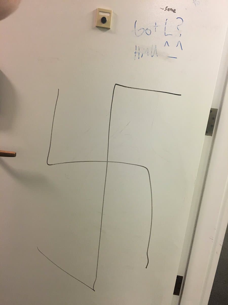 Un dibujo de una esvástica apareció en los dormitorios de The New School en la ciudad de Nueva York el 12 de noviembre. David Van Zandt, presidente de la institución educativa, respondió con una comunicación para los estudiantes en la que decía que los crímenes de odio eran "inaceptables en la escuela". 
<a href="http://www.huffingtonpost.com/entry/new-school-swastikas_us_58278bfde4b0c4b63b0cf8ab">Reportado por Huffington Post</a>.