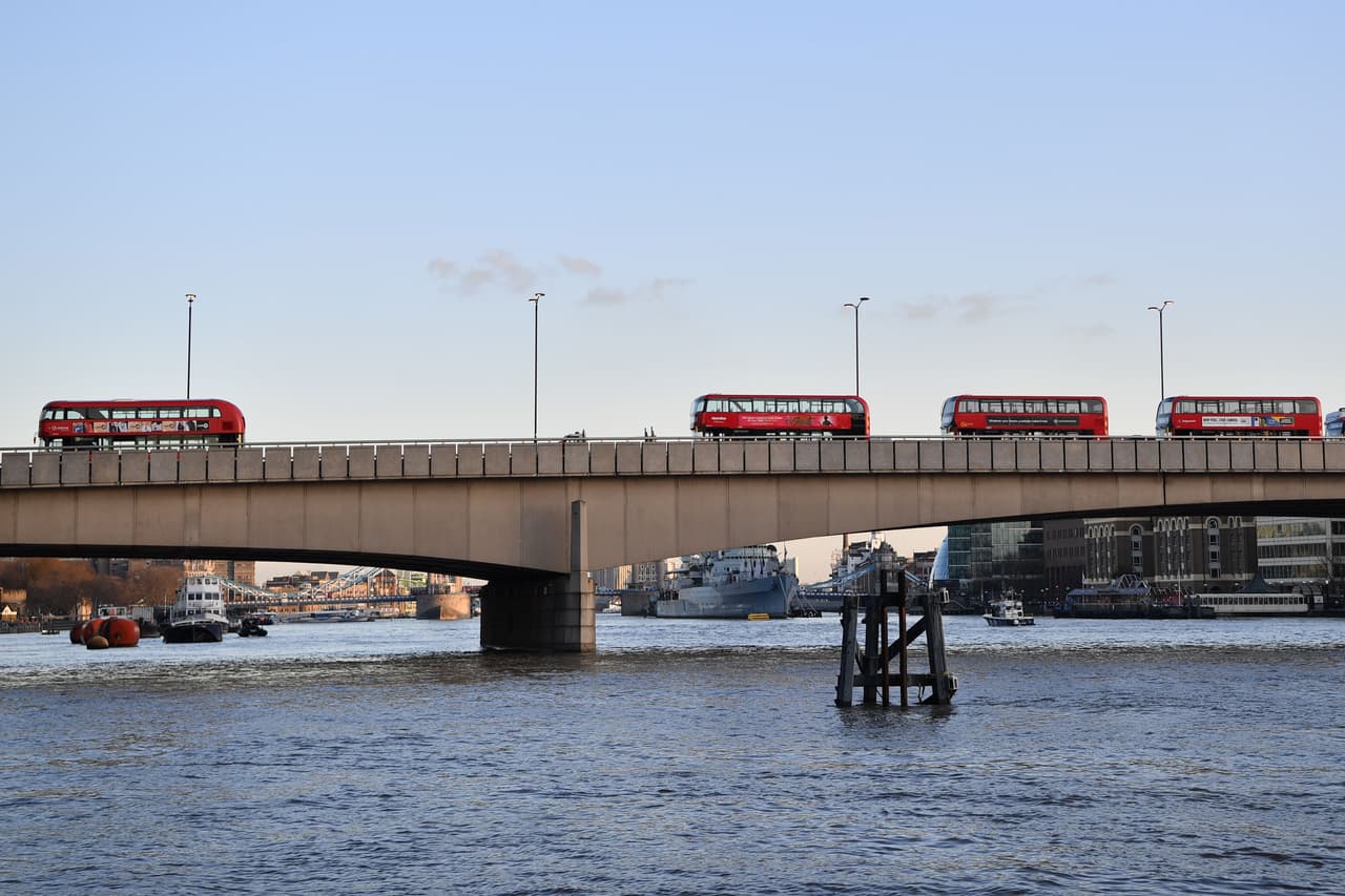 El Puente de Londres cruza el río Támesis y conecta el centro de la ciudad con Southwark. En su lugar hubo otros puentes antes, pero lo que se conoce como el Puente Moderno fue construido entre 1967 y 1972 e inaugurado por la reina Isabel II. Su construcción costó cuatro millones de libras esterlinas.