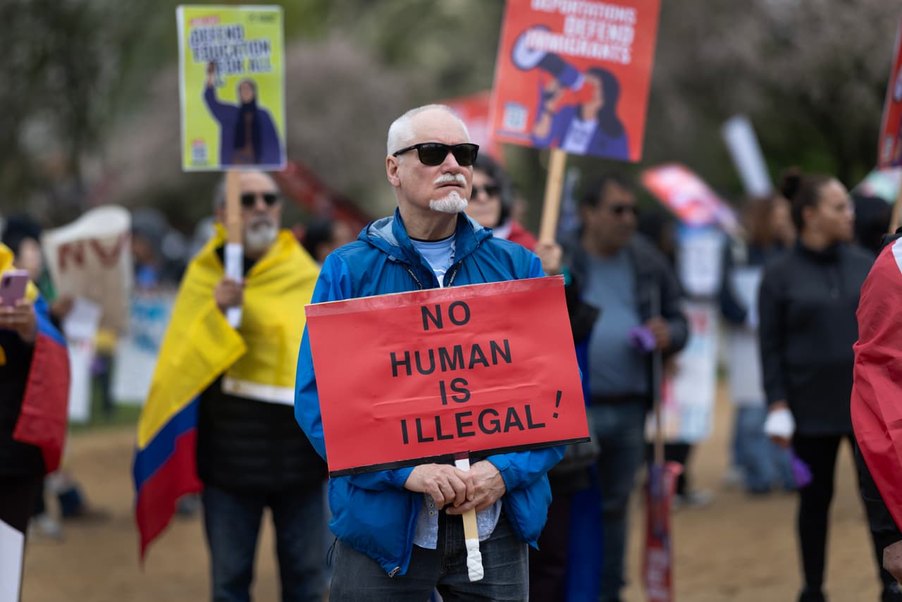 Miles de líderes trabajadores del mundo protestaron en contra de la "trumpización" de la política mundial. En París, Francia, en Turín, Italia, y en otras ciudades, los manifestantes del Primero de Mayo hicieron desfilar carteles y marioneta del presidente estadounidense o mensajes de rechazo. 
<br>