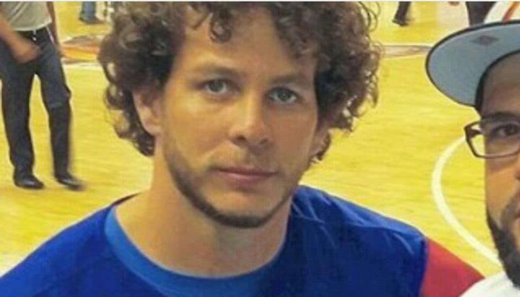 <b>Gruseny Antonio (Tony) Canelón </b>murió el 13 de abril en el Hospital Central de Barquisimeto, dos días después de recibir varios disparos de perdigón por parte de la Guardia Nacional Bolivariana. Así lo denunció uno de los médicos que lo atendió, Jesús Guarecuco, al confirmar su muerte por "tiro con arma de fuego, carga múltiple por perdigón a quemarropa por un efectivo de la GNB a unos 50 centímetros de distancia". Tony tenía 32 años y vivía en la urbanización El Trigal, en Los Rastrojos (estado Lara). Estudiaba Ingeniería Civil, era deportista, a veces trabajaba de modelo y a sus amigos que migraban les decía que él quería quedarse luchando por Venezuela.