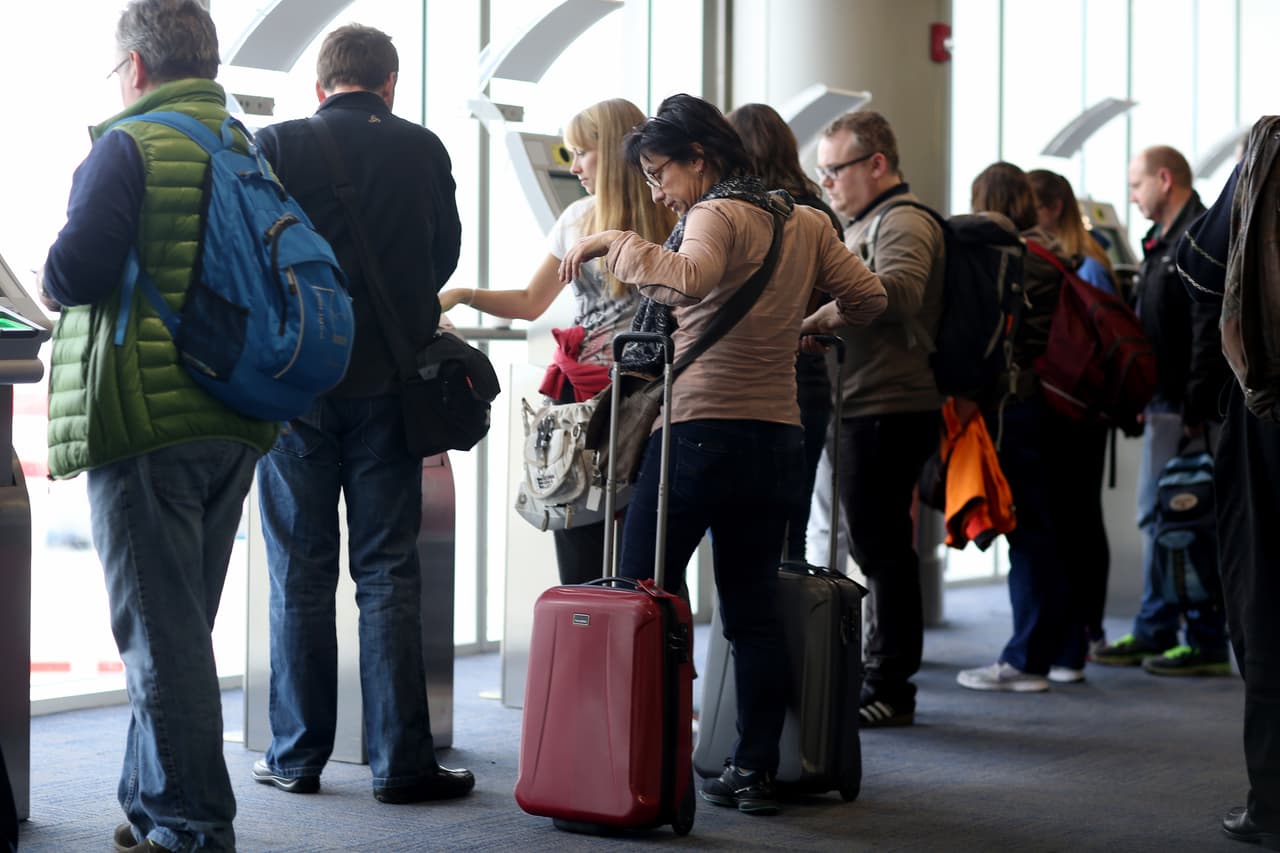 También debes tener en cuenta que no se garantiza la admisión a Estados Unidos aun cuando hayas obtenido los documentos apropiados. En todos los casos, estarás sujeto a una inspección de inmigración en un puerto de entrada para determinar si eres admisible en el país y si eres elegible al estatus migratorio que deseas obtener. Más sobre los viajes de emergencia 
<b><a href="https://www.uscis.gov/es/tarjeta-verde/viaje-emergencia" target="_blank">aquí</a></b>.