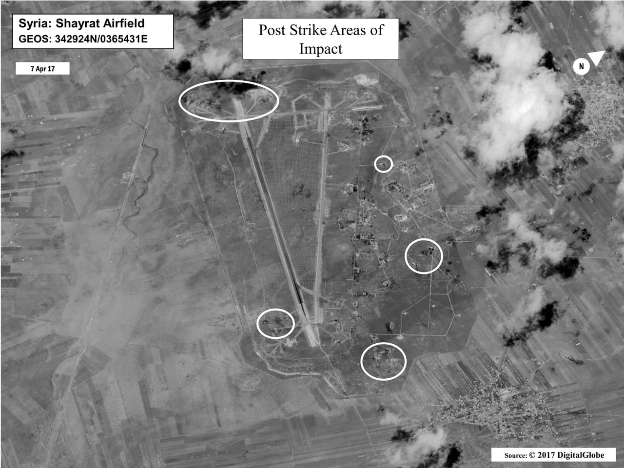 Evaluación de daños de la base aérea de Shayrat en Siria, después de los ataques. Imagen de satélite lanzada por el Departamento de Defensa de EEUU. 7 de abril de 2017.
<br>