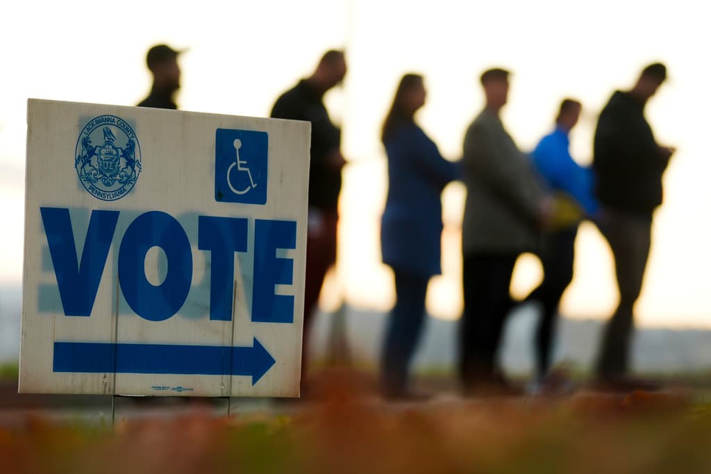 Varios votantes esperan en fila para emitir sus sufragios en la secundaria Scranton, en Scranton, Pensilvania, el día de la elección, el martes 5 de noviembre de 2024.