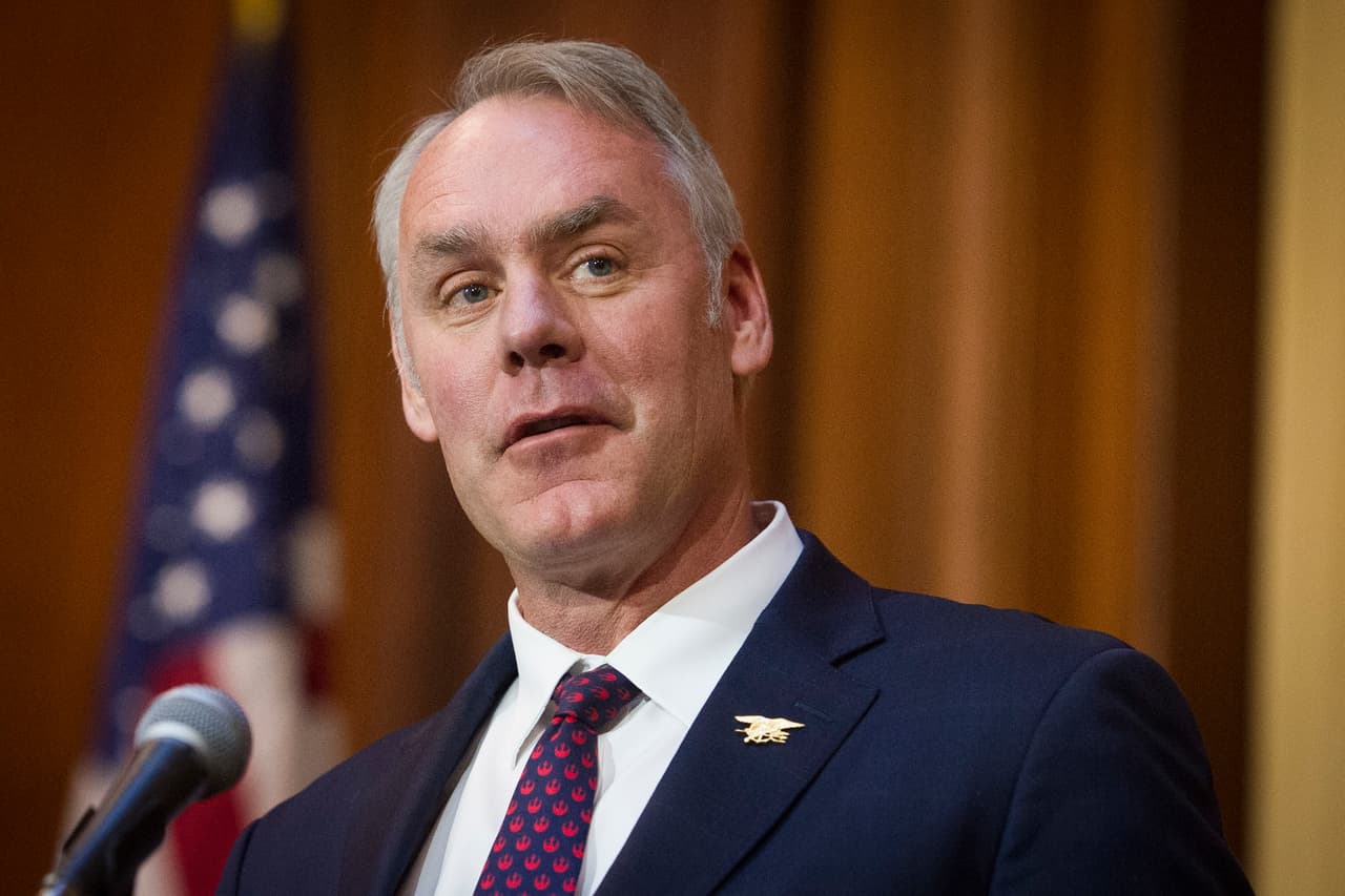 <b>Ryan Zinke, secretario del Interior.</b> El 15 de diciembre, 
<a href="https://www.univision.com/noticias/politica/trump-anuncia-que-el-secretario-de-interior-ryan-zinke-dejara-el-cargo-a-finales-de-ano">Trump anunció que Zinke, dejaría su cargo </a>al final del año. Zinke renunció tras enfrentar múltiples investigaciones por posibles conflictos de interés.