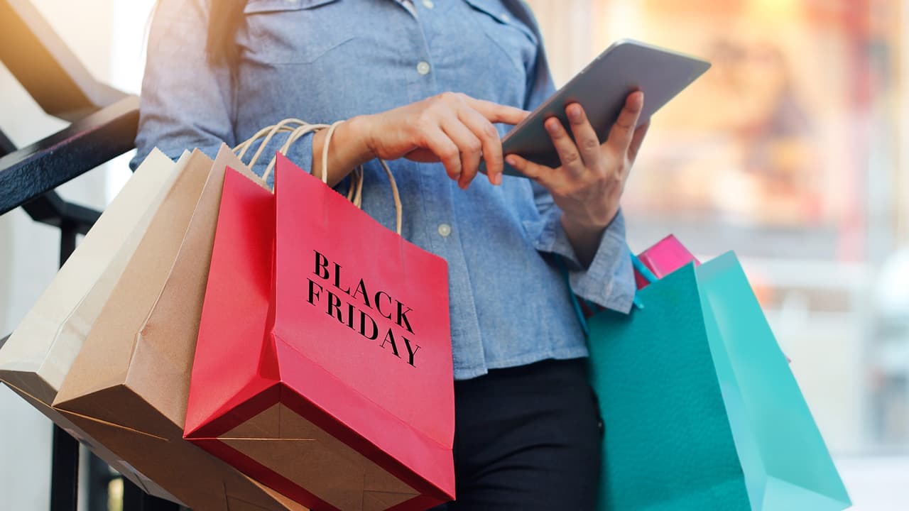 1. Comience haciendo una lista de artículos y use folletos de rebajas y promociones para determinar qué tienda tiene el mejor precio. 
<br>2. Establezca un presupuesto y cúmplalo antes de salir.