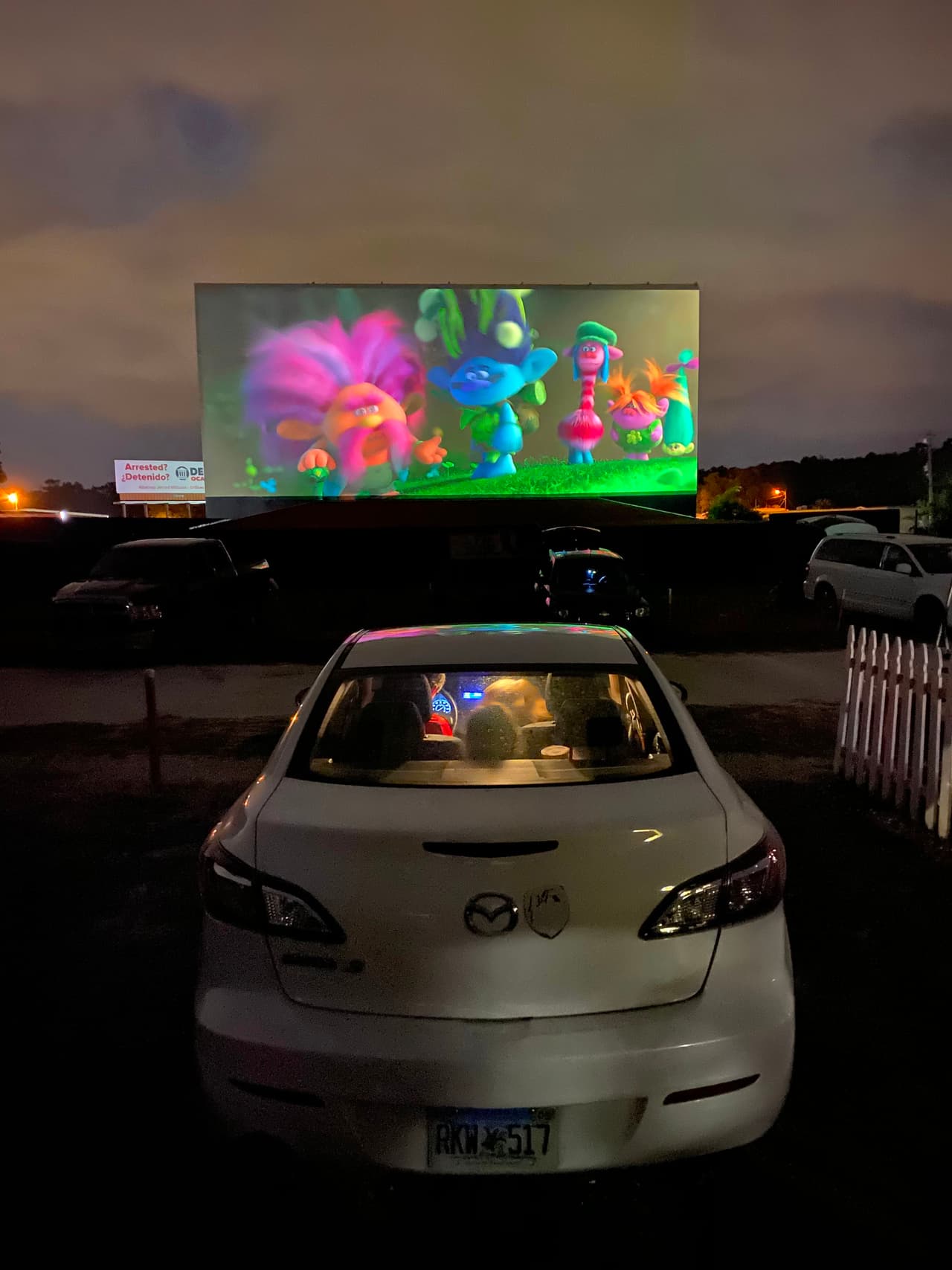 Una familia observa la película “Trolls” desde el carro. 
<br>
