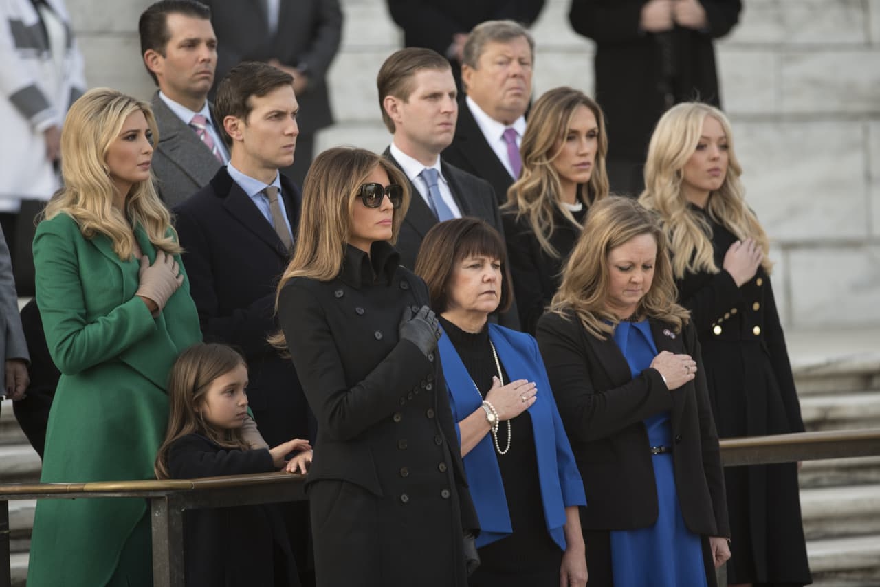 Mucho se ha rumorado sobre el papel decisivo que tendrá Ivanka Trump, por encima incluso de la funciones de primera dama que pueda asumir Melania, en el gobierno de Donald Trump. En materia de estilo, sus primeras apariciones en los actos protocolarios de posesión del entrante presidente parecen esclarecer las sospechas. Por encima de una elegante y parca Melania ataviada con una larga gabardina de doble abotonadura, Ivanka eligió un traje de dos piezas en color verde que la hizo resaltar entre toda la comitiva presidencial.