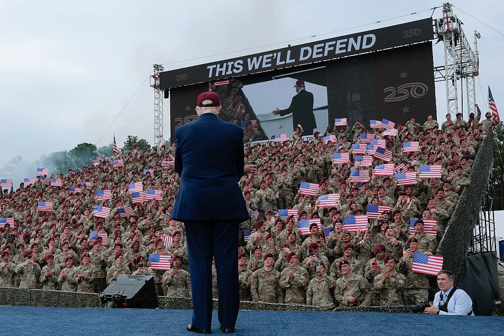 El presidente
<b> Donald Trump asistió este martes a una exhibición militar masiva en Fort Bragg, en Carolina del Norte</b>, a 2,500 millas de 
<b>Los Ángeles, California, <a href="https://www.univision.com/local/los-angeles-kmex/rechazan-solicitud-newsom-frenar-despliegue-militar-trump-los-angeles" target="_blank">donde ordenó el despliegue de 700 marines y 4,000 miembros de la Guardia Nacional</a></b> para enfrentar las protestas que se han generado desde el viernes 6 de junio, por 
<b>los operativos del Servicio de Inmigración y Control de Aduanas (ICE)</b>.
<br>
<br>El evento en Fort Bragg, al que asistieron familiares de los soldados, se realizó con motivo de los
<b> 250 años del Ejército de los Estados Unidos</b>.