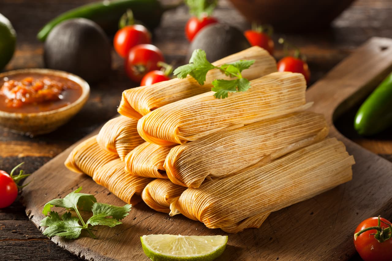<b>Comida que puedes llevar tanto en equipaje de mano como documentado:</b>
<br>- Pan
<br>- Comida de bebé
<br>- Dulces
<br>- Cereal
<br>- Queso
<br>- Crema (Menos de 3.4 Oz/100 ml en equipaje de mano)
<br>- Chocolate sólido
<br>- Café
<br>- Galletas
<br>- Alimentos sólidos
<br>- Fruta seca
<br>- Pasteles
<br>- Pizza
<br>- Comida de perro sólida
<br>- Tamales
<br>
<br>
<b>Comida líquida o cremosa (salsa, soda, helado, hummus, jugos, miel, etc) menos de 3.4 Oz en equipaje de mano, en equipaje documentado no importa la cantidad</b>.
<br>