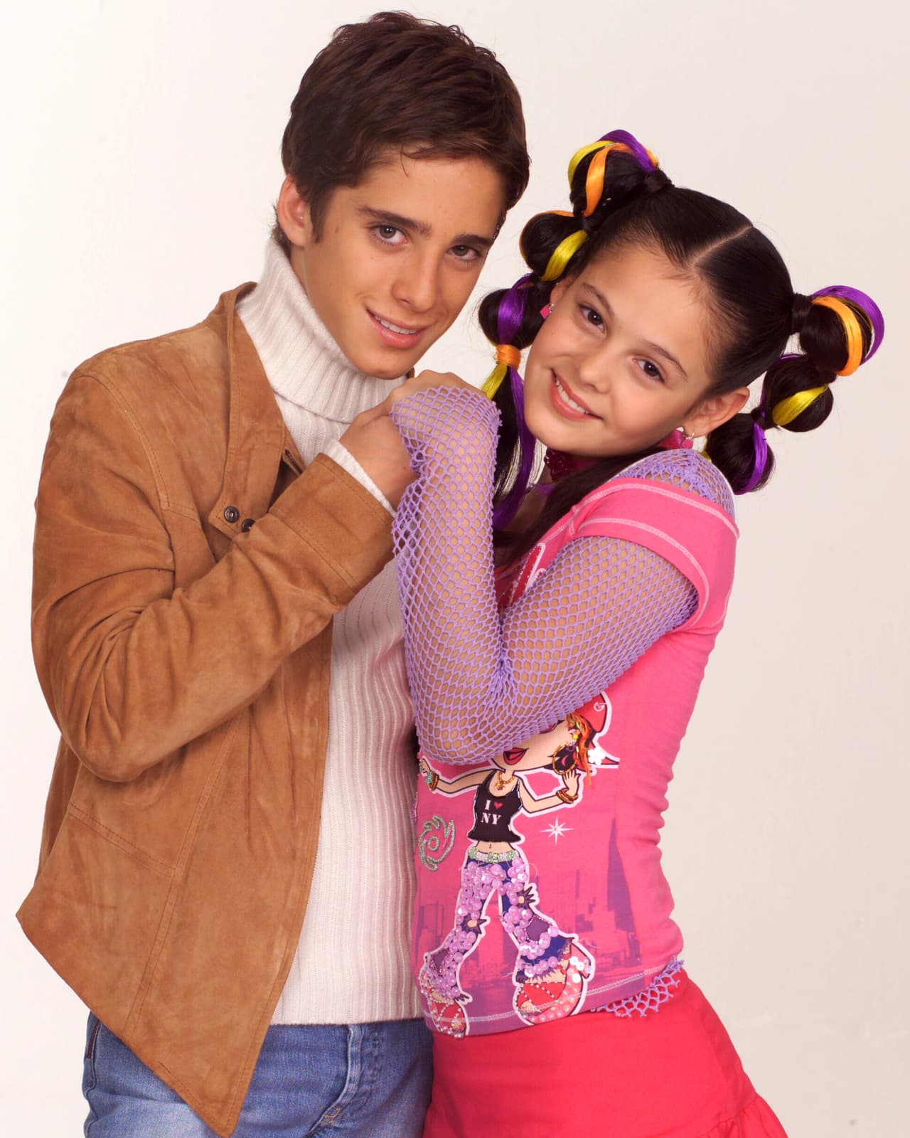 <b><a href="http://www.univision.com/programas/novelas/allisson-lozz-se-divierte-con-su-familia-fotos">Allisson Lozz</a></b> y 
<b><a href="http://www.univision.com/temas/diego-boneta">Diego Boneta</a></b> fueron la pareja estelar de la historia, ellos y sus amigos intentaban impedir que su colonia fuera derrumbada por un ambicioso empresario que quería construir un centro comercial.