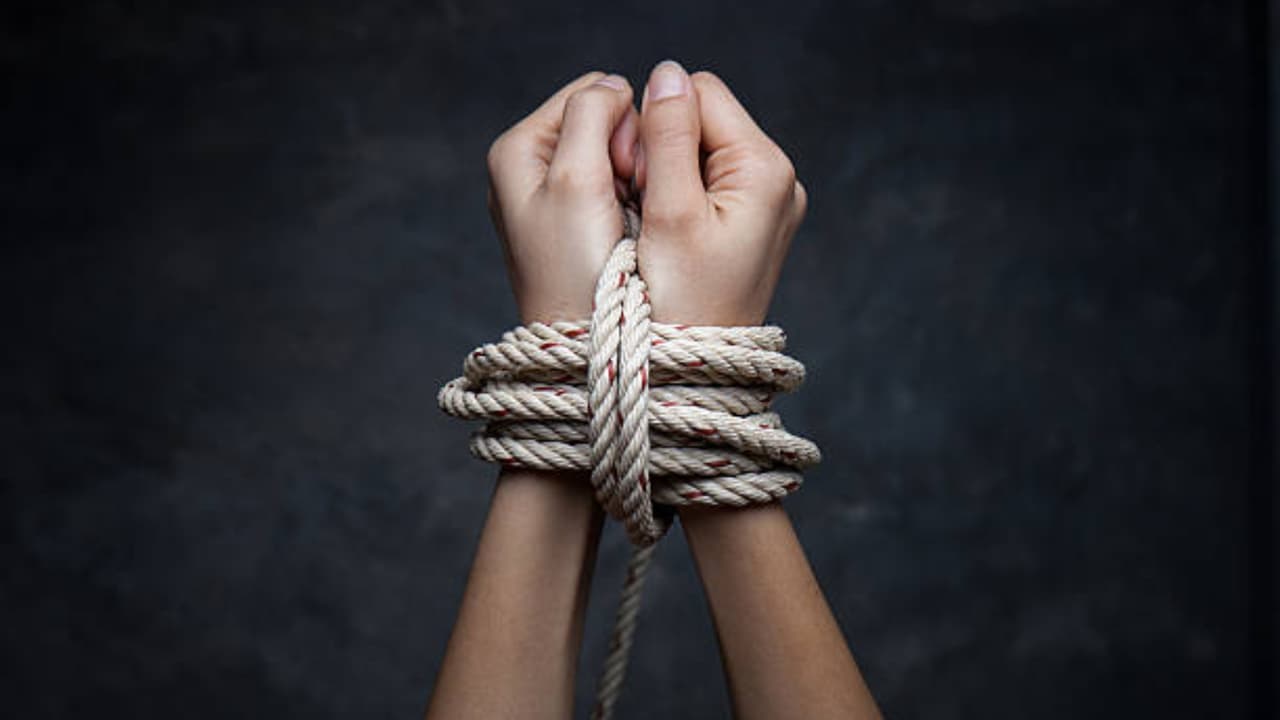 Los testigos relataron que 
<b>la adolescente tenía marcas en las muñecas debido a que la mantenían encadenada.</b> Tras narrar el horror del que se enteraron, calificaron el hecho como “repugnante” y dijeron que jamás se imaginaron que en la casa vecina pasaran esas cosas.