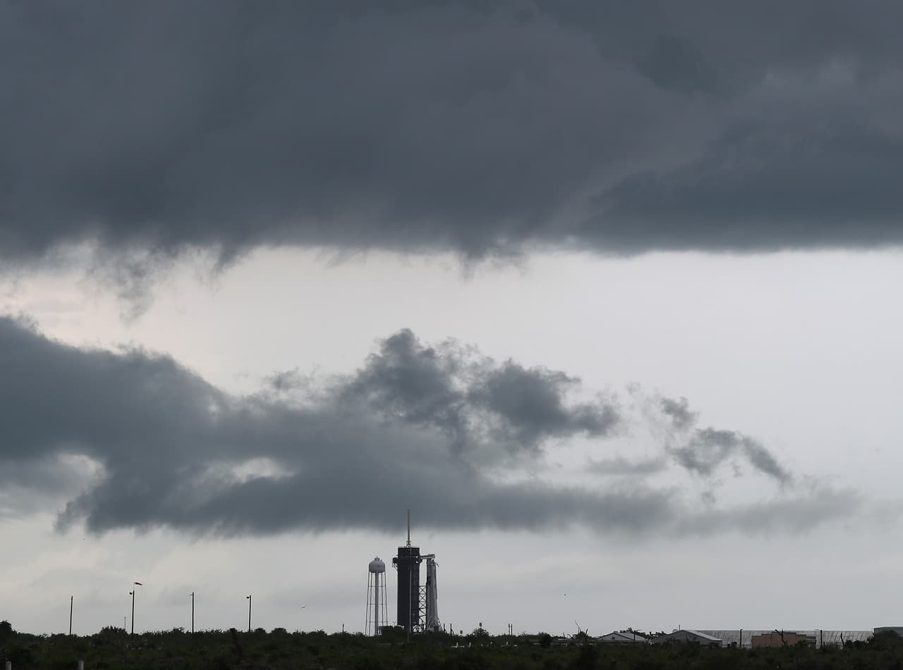 Con la posibilidad de una demora debido a tormentas eléctricas y tornados en la tarde del miercoles los dos astronautas de la NASA abordaron el cohete de la empresa SpaceX para un lanzamiento que es considerado un gran salto adelante para el negocio de los viajes espaciales comerciales. 
<br>