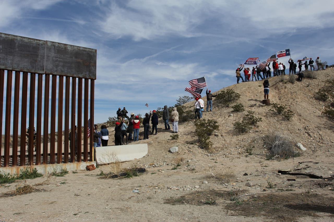 Abbott hizo la declaración en respuesta a lo que llamó un "aumento continuo de la inmigración desatendida por el 
<a href="https://www.univision.com/noticias/inmigracion/cuantos-menores-no-acompanados-hay-en-centros-de-detencion-de-la-patrulla-fronteriza-y-cuanto-tiempo-permanecen-alli">gobierno federal"</a>.