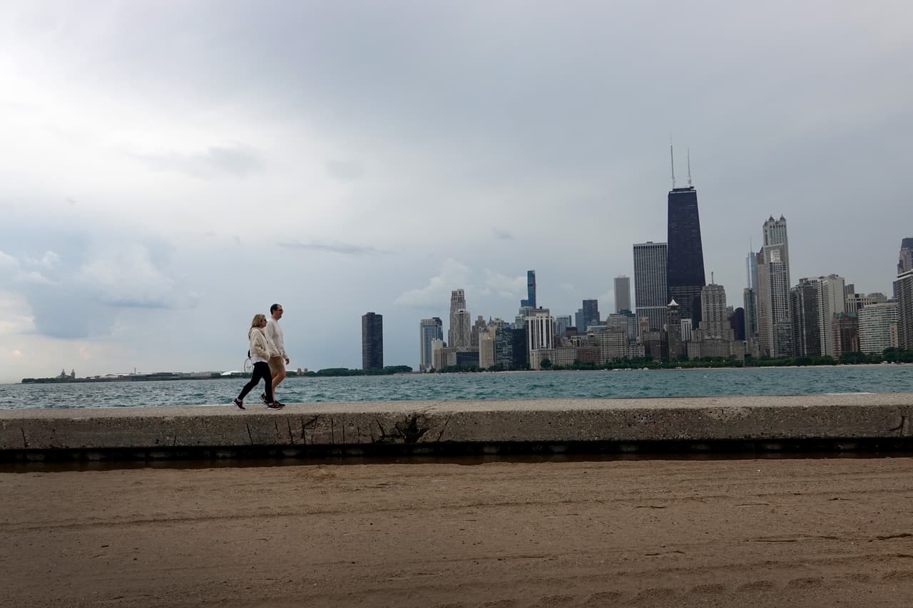 <b>Illinois.</b> Hasta el 10 de julio no se habían ordenado restricciones para los visitantes de otros estados. Los viajeros que llegan de otros países con altos niveles de contagio deben someterse a cuarentena durante 14 días. En Illinois hay 1,181 contagios de covid-19 por cada 100,000 habitantes.