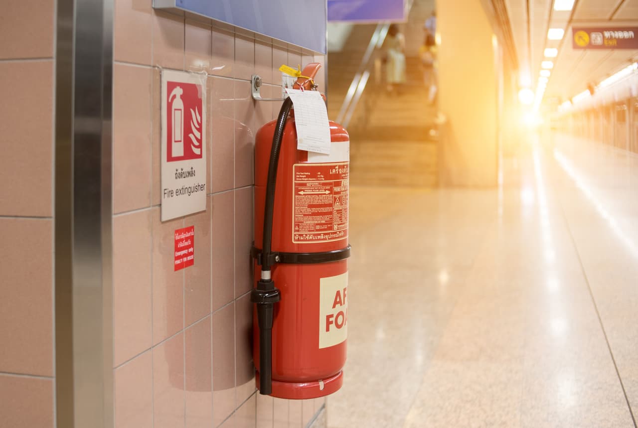 Tenga extintores de incendio a mano y enséñele a su familia a utilizarlos. (Verifique las fechas de vencimiento periódicamente).
<br>