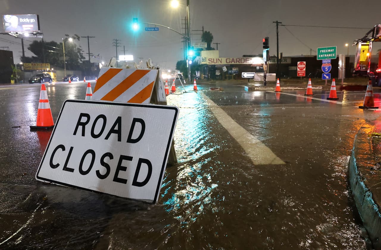 Consulte las 
<b>condiciones meteorológicas y los posibles cierres de caminos </b>antes de salir a la carretera, esto le ayudará a planear la ruta y decidir el mejor momento para ponerse al volante. Asegúrese de conducir a una velocidad que sea segura para las condiciones climáticas y de la carretera.