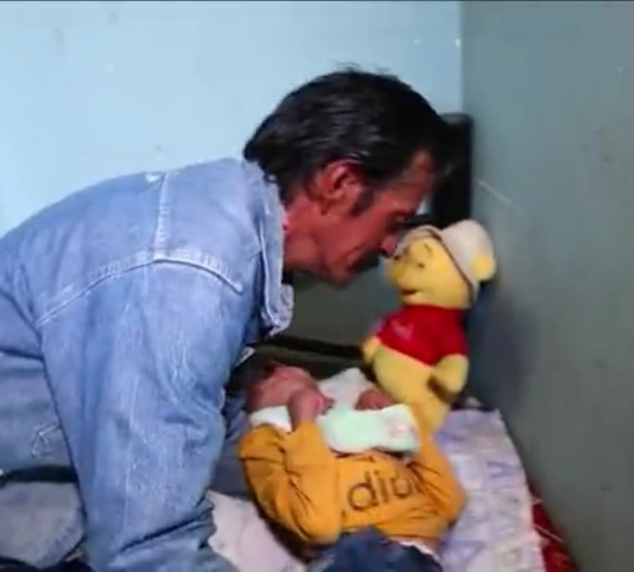 Afortunadamente, el duro trabajo que conlleva cuidar a Edgardo es compartido con Wilfrido, su esposo, un hombre que también ha abandonado todo por cuidar al enfermo -a tal grado de perder su empleo-, a pesar de que no tiene un parentesco de sangre con él. 
<br>