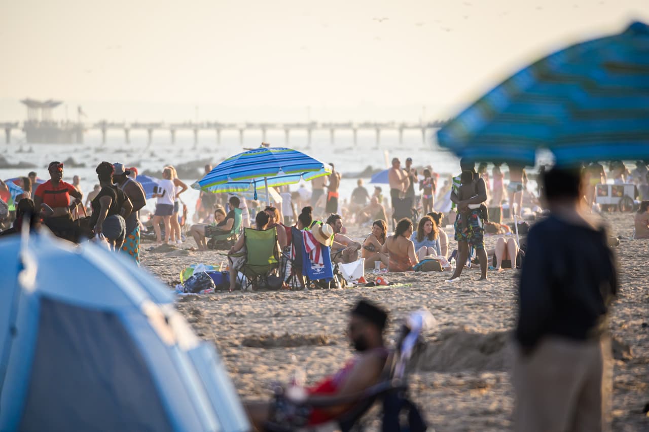Este verano las playas contarán con socorristas de guardia todos los días, de 10:00 am hasta las 6:00 pm. Recuerda que está prohibido nadar cuando los socorristas no están de guardia y en las secciones cerradas y, no olvides, que esas medidas son por tu seguridad. 
<br>