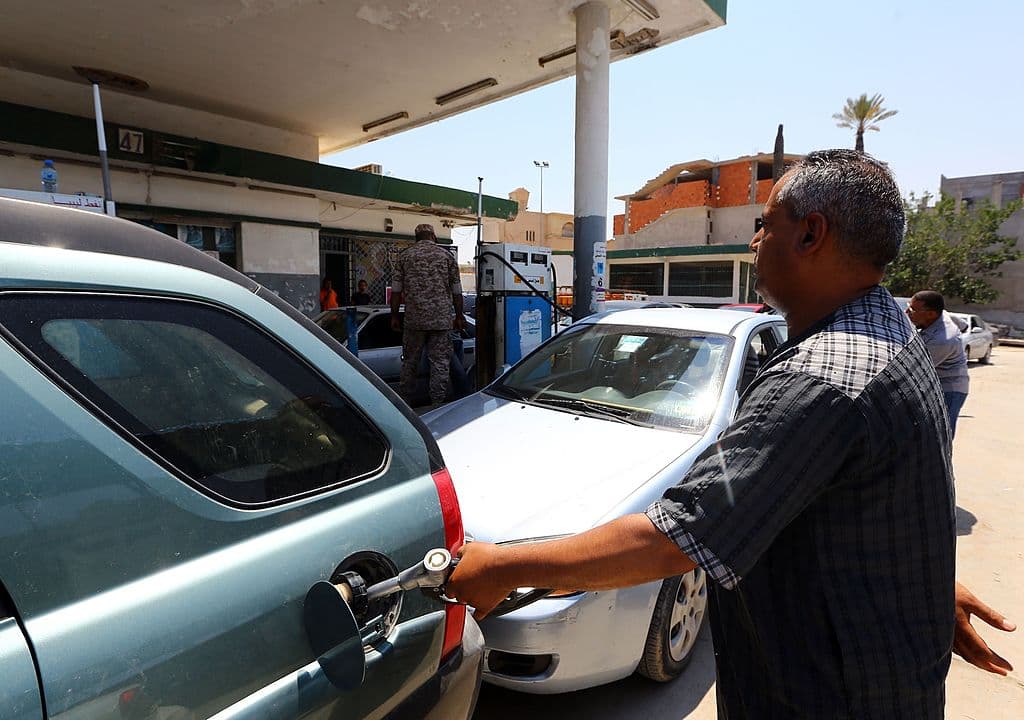 ⬇️ MÁS BARATA.
<br>
<b>2.- Libia.</b>
<br>
<br>La economía del país se basa en el petróleo, que constituye prácticamente la totalidad de sus exportaciones, un 95%. En Libia se paga 
<b>$0.114 por galón o $0.0.30 por litro</b>.