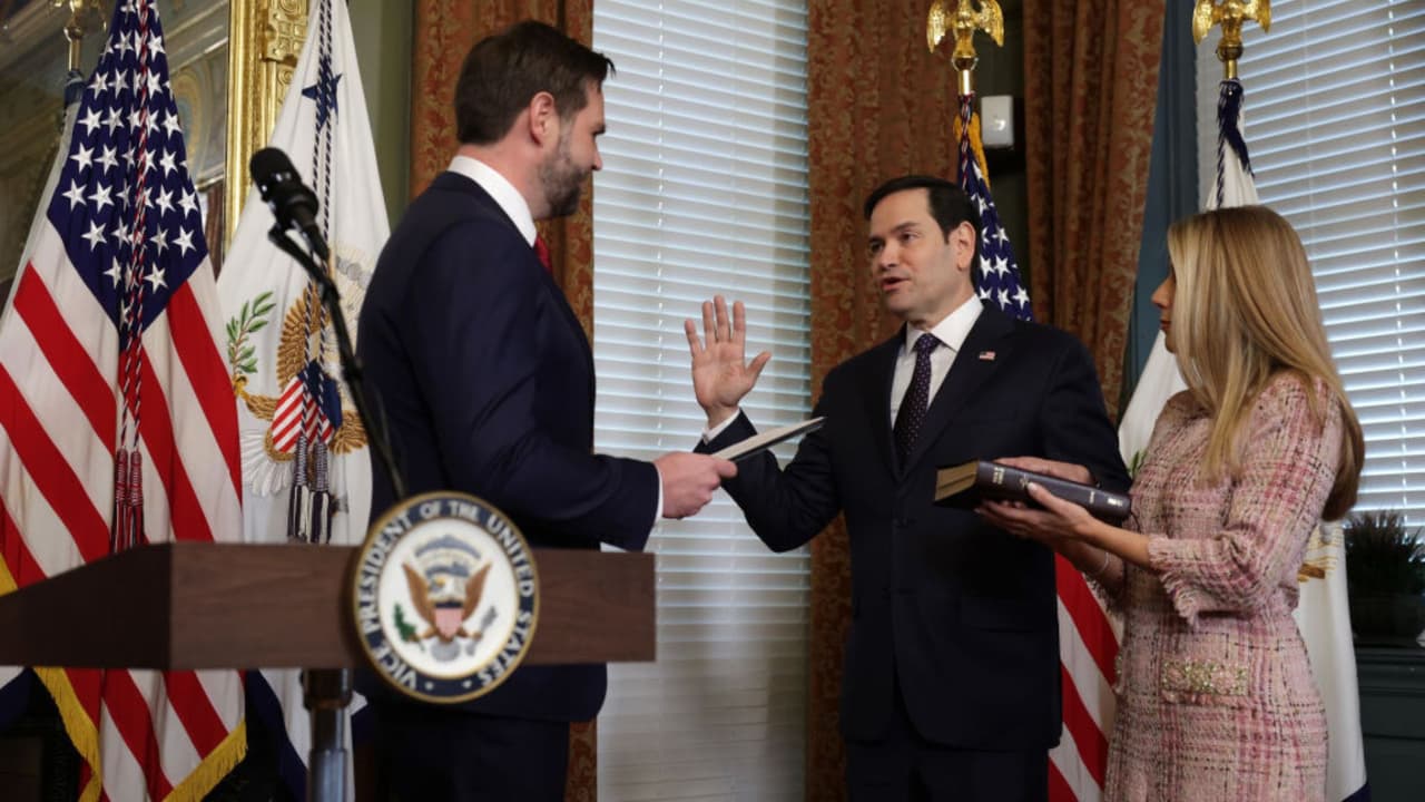 Marco Rubio rinde homenaje a sus padres en español al asumir como secretario de Estado