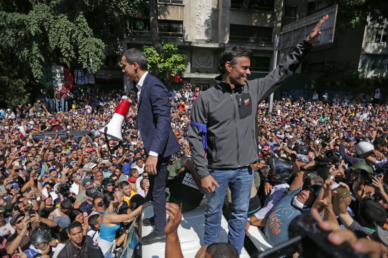 En esta imagen se puede observar a López junto a Juan Guaidó, el día de su liberación, antes de refugiarse en la residencia del embajador de España en Caracas.