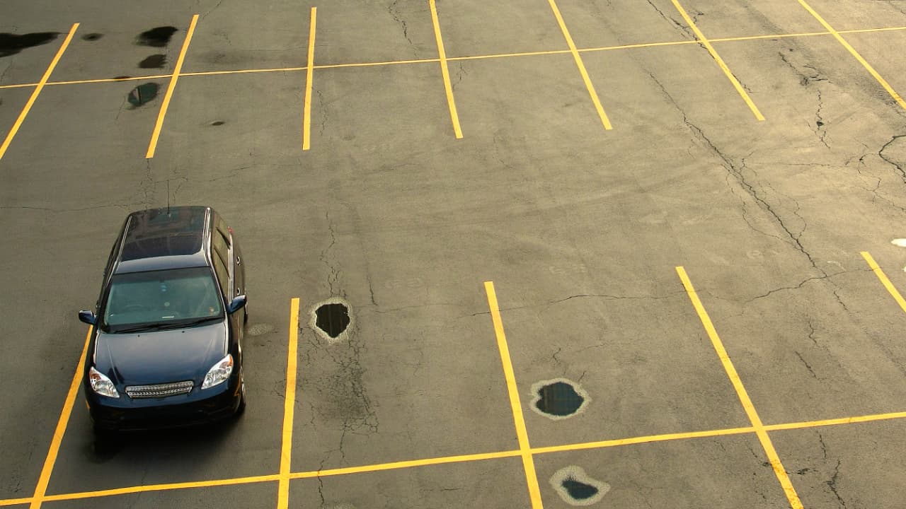 Si puedes, instala luces sensibles al movimiento o cámaras de seguridad en el estacionamiento de tu casa