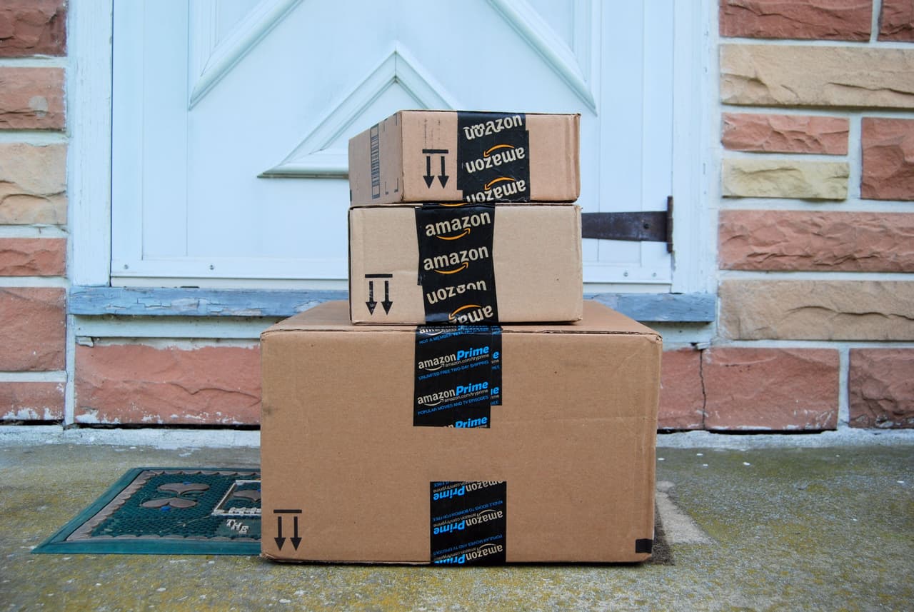 <b>En el cartón</b>
<br>En las superficies de cartón los gérmenes de covid-19 pueden sobrevivir hasta 24 horas. Te recomendamos no acumular dentro de tu casa las cajas del material de los productos que compras.
<br>