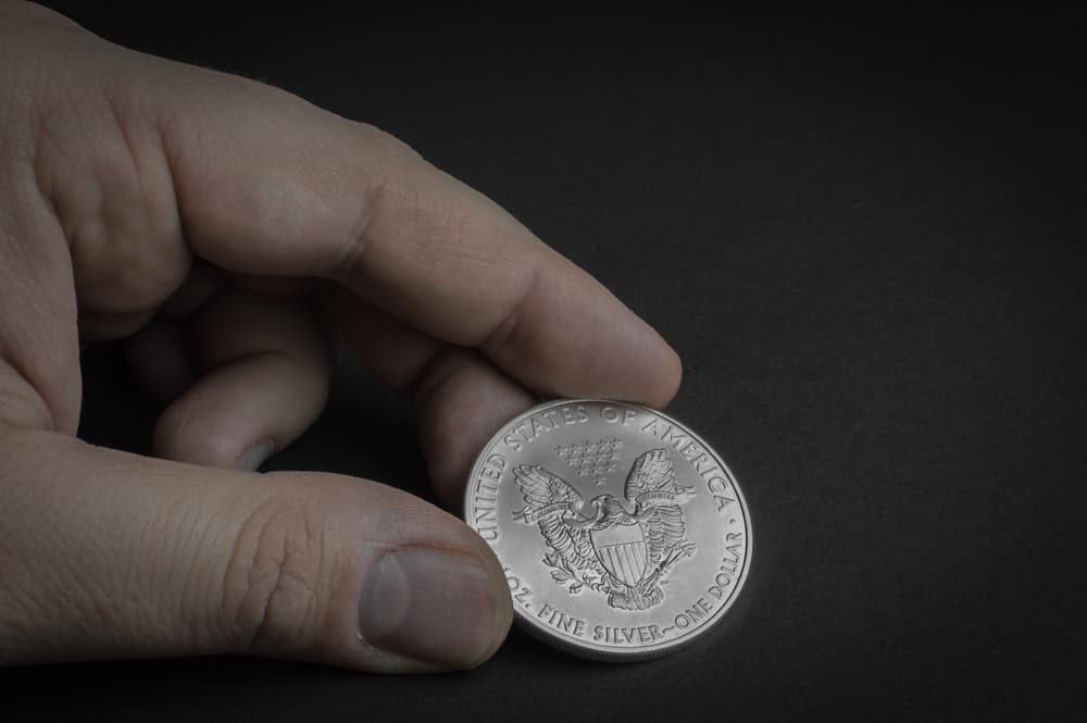Coloca una moneda de plata junto a tu ventana, como 'ofrenda' para tener un sueño conciliador.