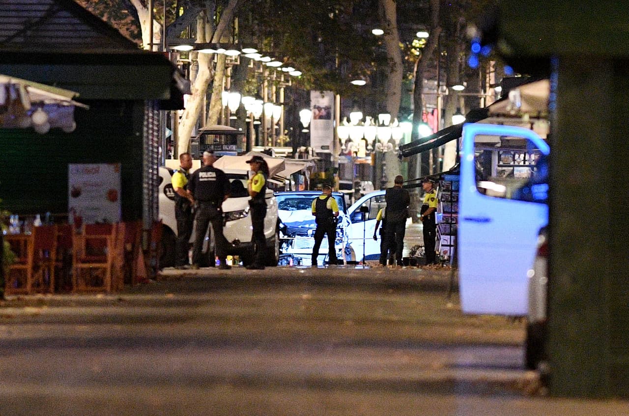 La Rambla, acordonada y en pleno operativo. El conductor de la van que protagonizó el ataque aún está siendo buscado.