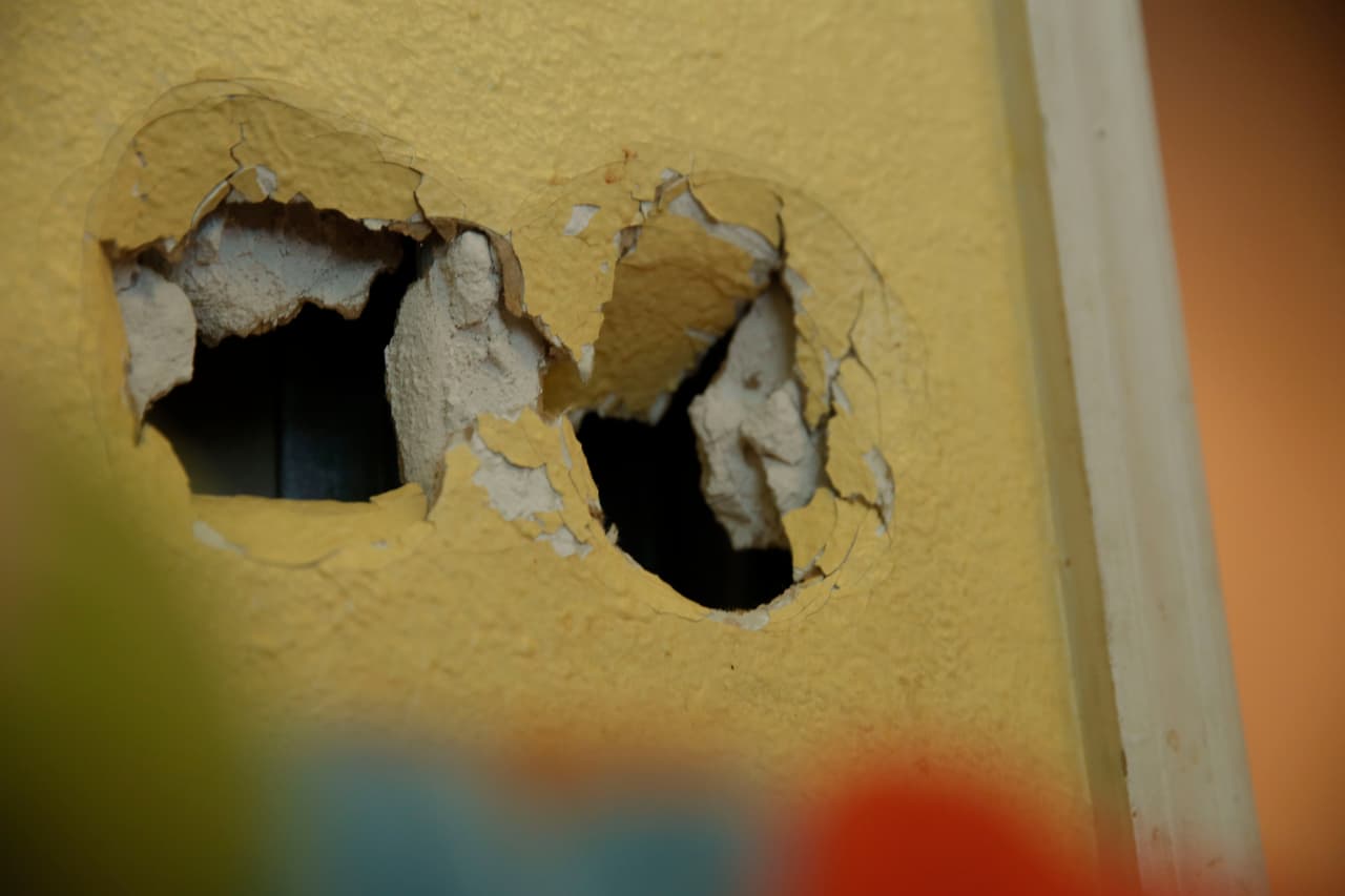 Jason necesita una persona con él prácticamente las 24 horas, no se vale por sí mismo. En la imagen: los huecos que sus golpes han dejado en las paredes de la casa.