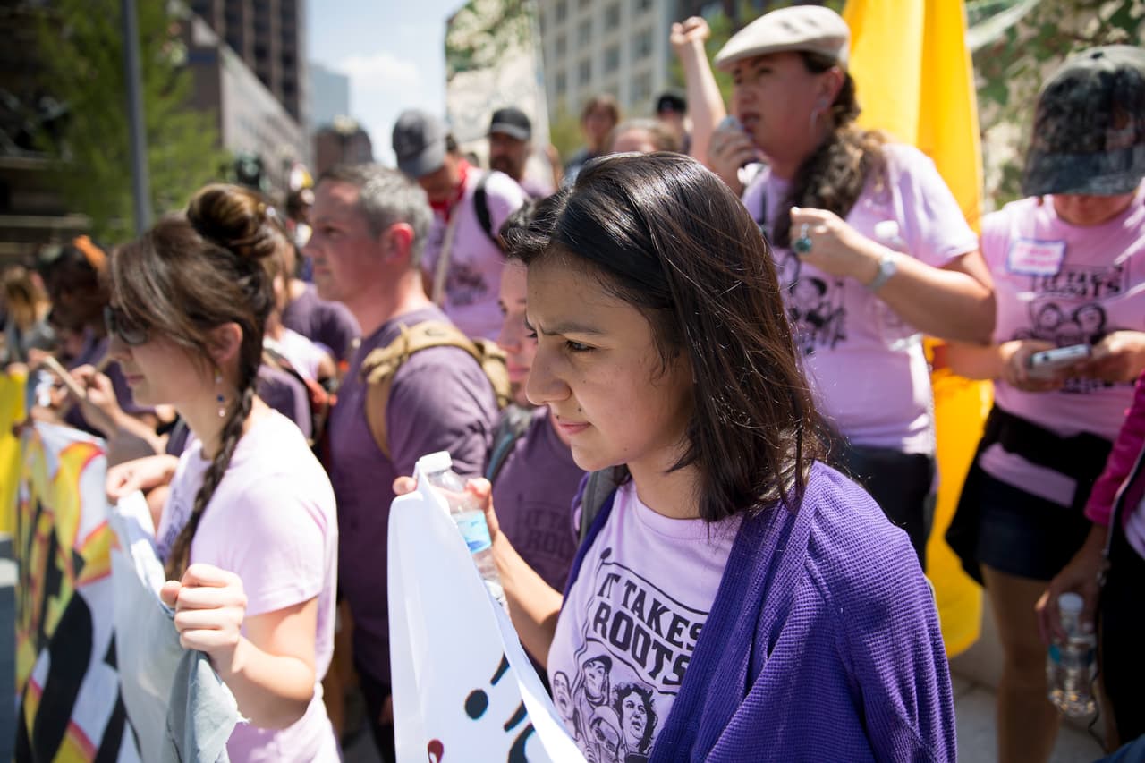 La activista Hondureña Laura Cáceres, hija de Bertha Cáceres (activista ambiental asesinada el 3 de marzo de 2016, fundadora de la organización indigenista COPINH) está presente en la plaza Public Square.