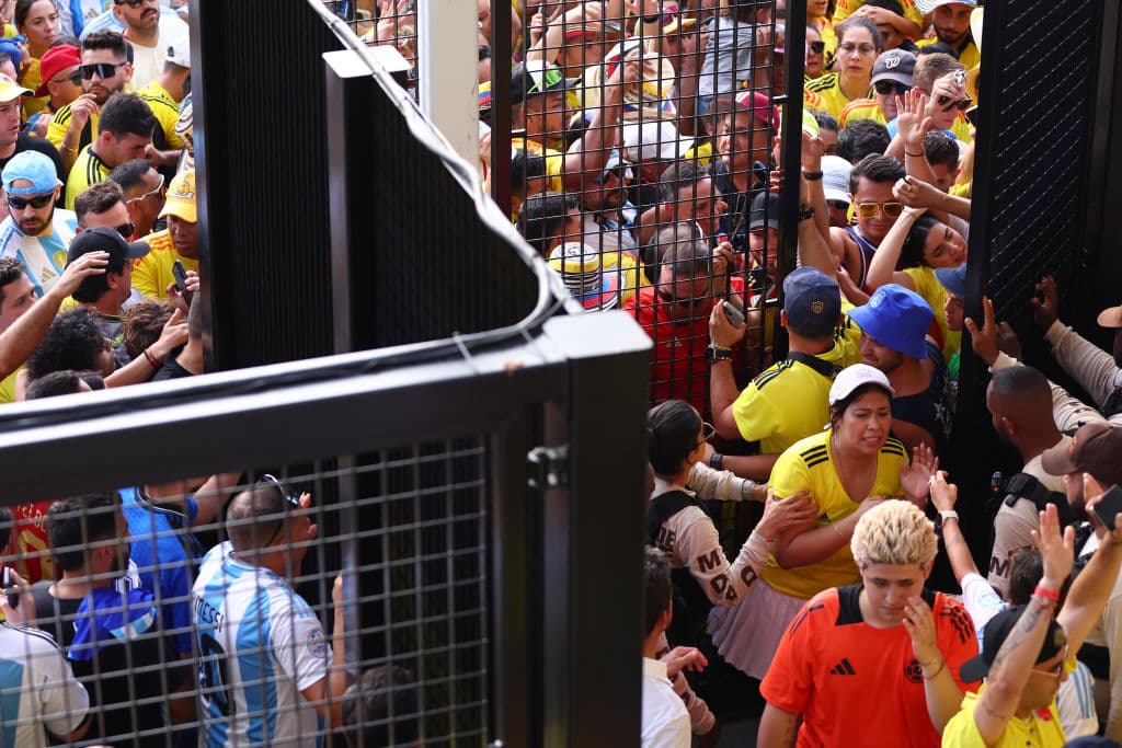 A algunos fanáticos les tomó más de dos horas tener acceso al estadio, donde hubo reportes de quienes hallaron sus asientos ya ocupados.