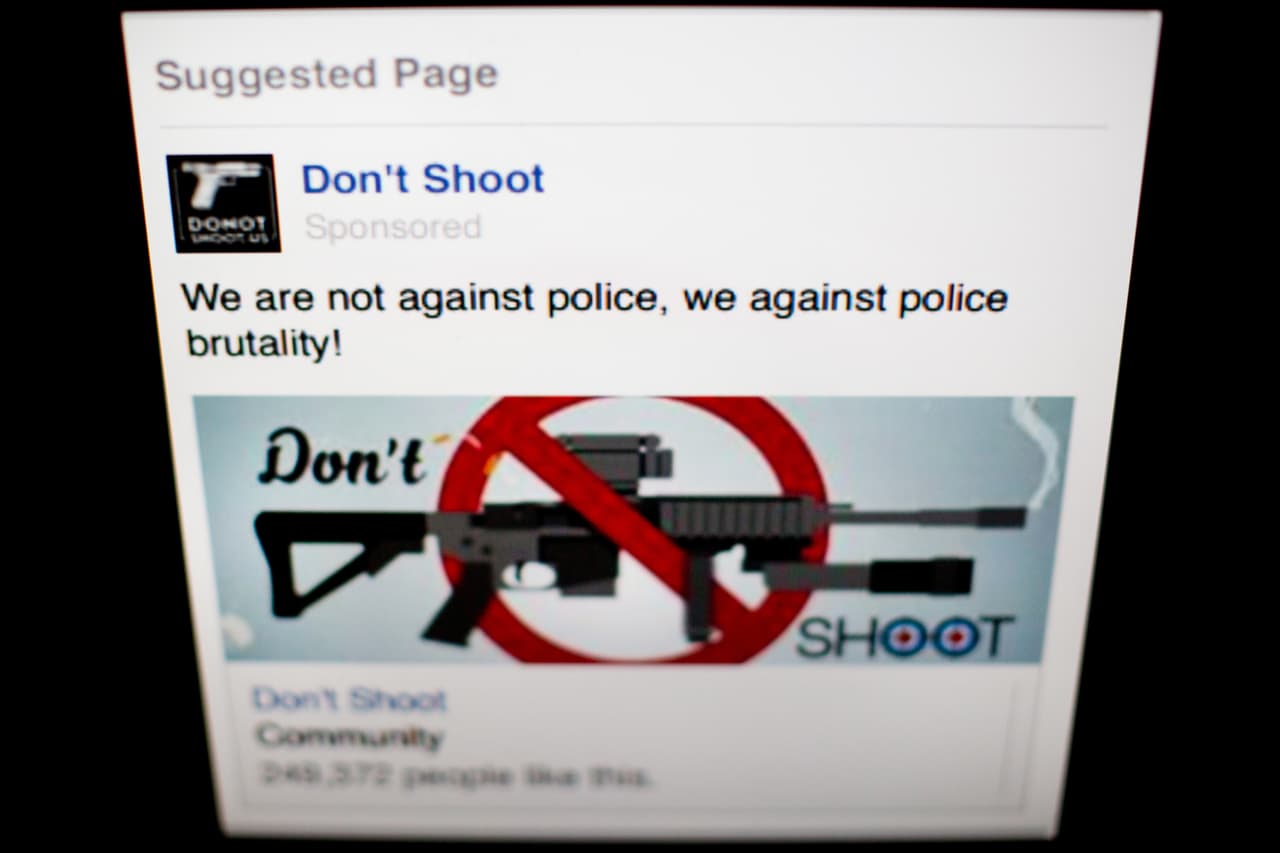 <i>Don’t Shoot </i>(No dispare, en español), un grupo que supuestamente condenaba la brutalidad policial. Según el documento presentado por Mueller, este es otro de los grupos de Facebook señalados como falsos promovidos por ciudadanos rusos.