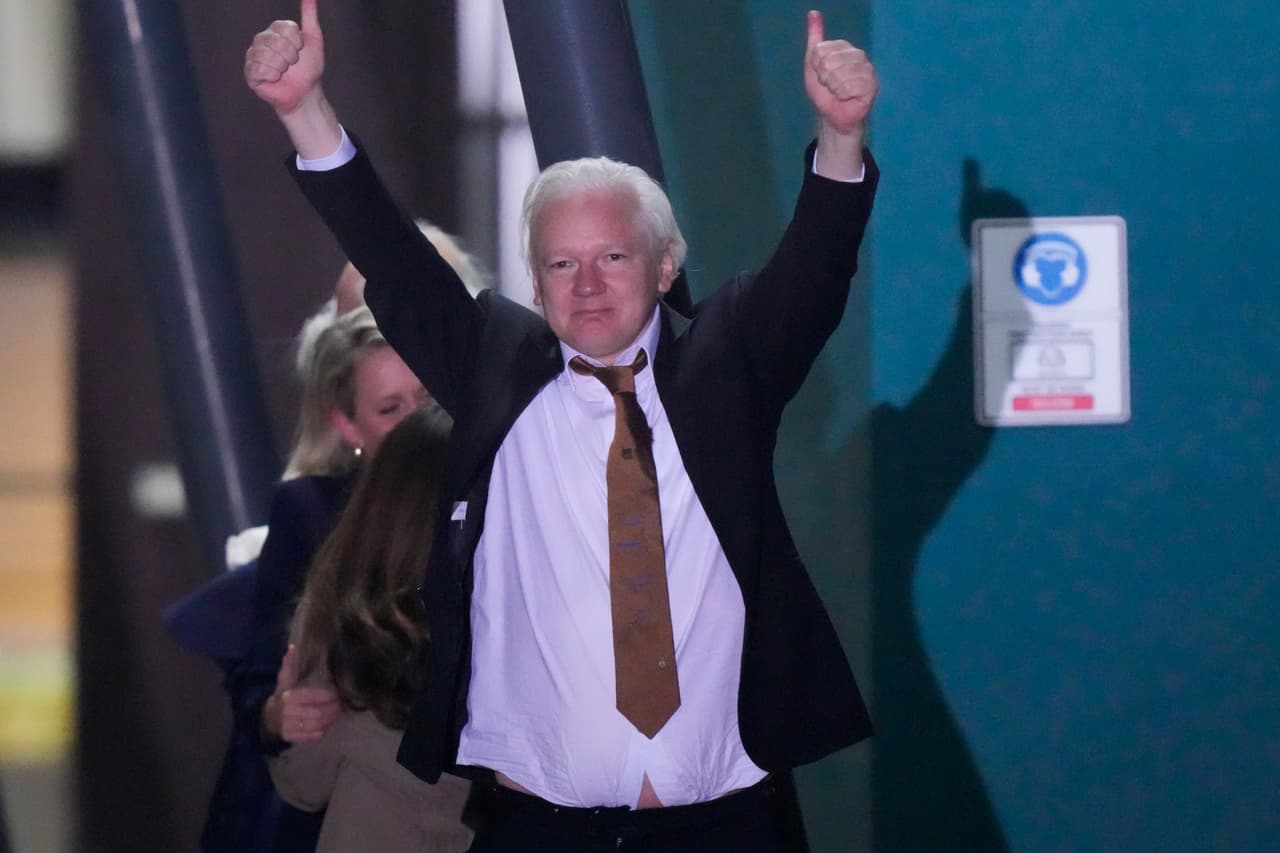 El fundador de WikiLeaks, Julian Assange, fue liberado el 26 de junio de 2024 y esta imagen es el retrato de su retorno a su casa en, Canberra, Australia. 
<a href="https://www.univision.com/noticias/estados-unidos/momentos-clave-batalla-judicial-julian-assange-fundador-wikileaks">Assange llevaba 14 años detenido en Reino Unido</a> por la masiva filtración de documentos estadounidenses que su organización hizo en 2010.