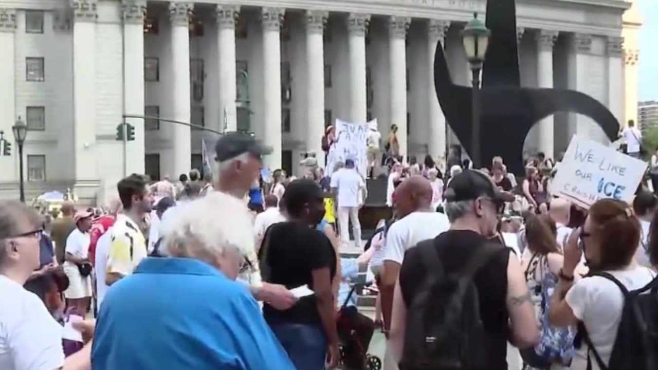 Manifestantes se reúnen en Manhattan para rechazar las detenciones de ICE en cortes migratorias