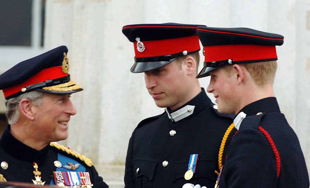 El Príncipe Carlos, Príncipe de Gales sonríe con el Príncipe Guillermo y el Príncipe Harry (R) en el Desfile del Soberano en la Academia Militar de Sandhurst el 12 de abril de 2006 en Sandhurst, Inglaterra.