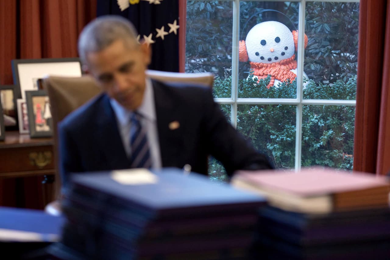 <b>16 de diciembre.</b> La tarde en que miembros del equipo presidencial que prefieren mantener su anonimato, movieron cuatro muñecos de nieve para que desde dentro se vieran como navideños 'espías' de la Oficina Oval.