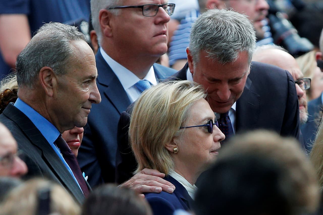 <b>Neumonía</b>. Un "malestar" fuerza a Hillary Clinton a 
<b><a href="http://www.univision.com/noticias/elecciones-2016/un-malestar-fuerza-a-hillary-clinton-a-retirarse-de-la-ceremonia-del-11-de-septiembre-en-nueva-york">retirarse de la ceremonia del 11 de septiembre</a></b> en Nueva York. La candidata demócrata dejó abruptamente el lugar del evento tras un episodio de "acaloramiento", según informaron sus voceros.
<b><a href="http://www.univision.com/noticias/elecciones-2016/hillary-clinton-me-estoy-sintiendo-mucho-mejor"> La candidata presidencial había sido diagnosticada con neumonía</a></b>, pero la campaña no lo hizo público hasta después de que fue capturada en video tambaleándose y a punto de desmayarse. 11 de septiembre de 2016.