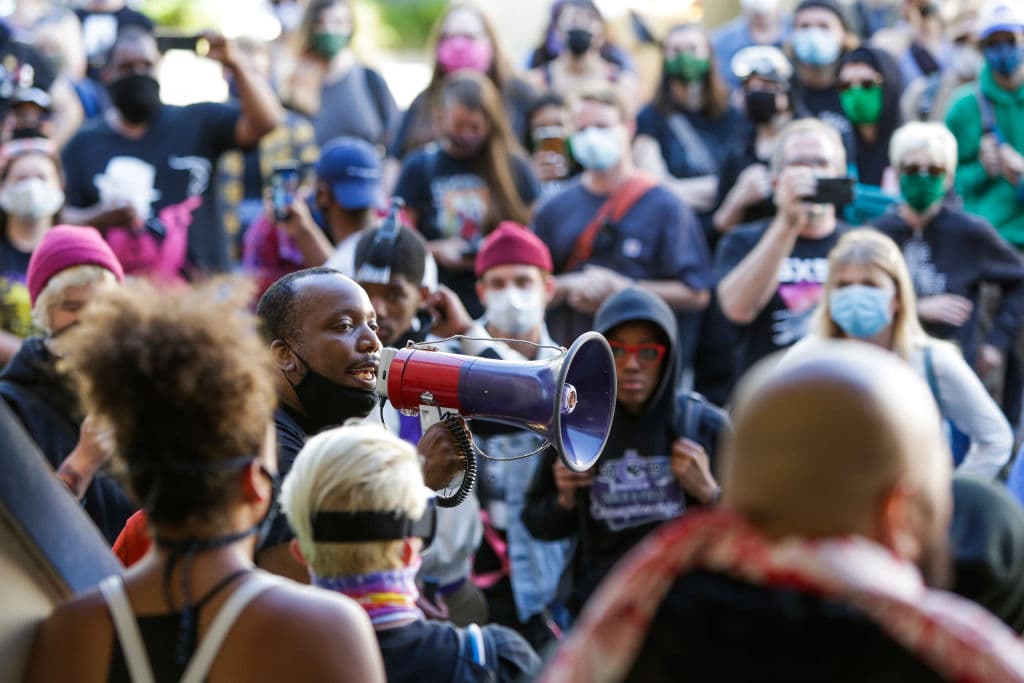 También este jueves, Mark Henry Jr., del movimiento Black Lives Matter, habló a una multitud congregada en el lugar como continuación de la protesta.