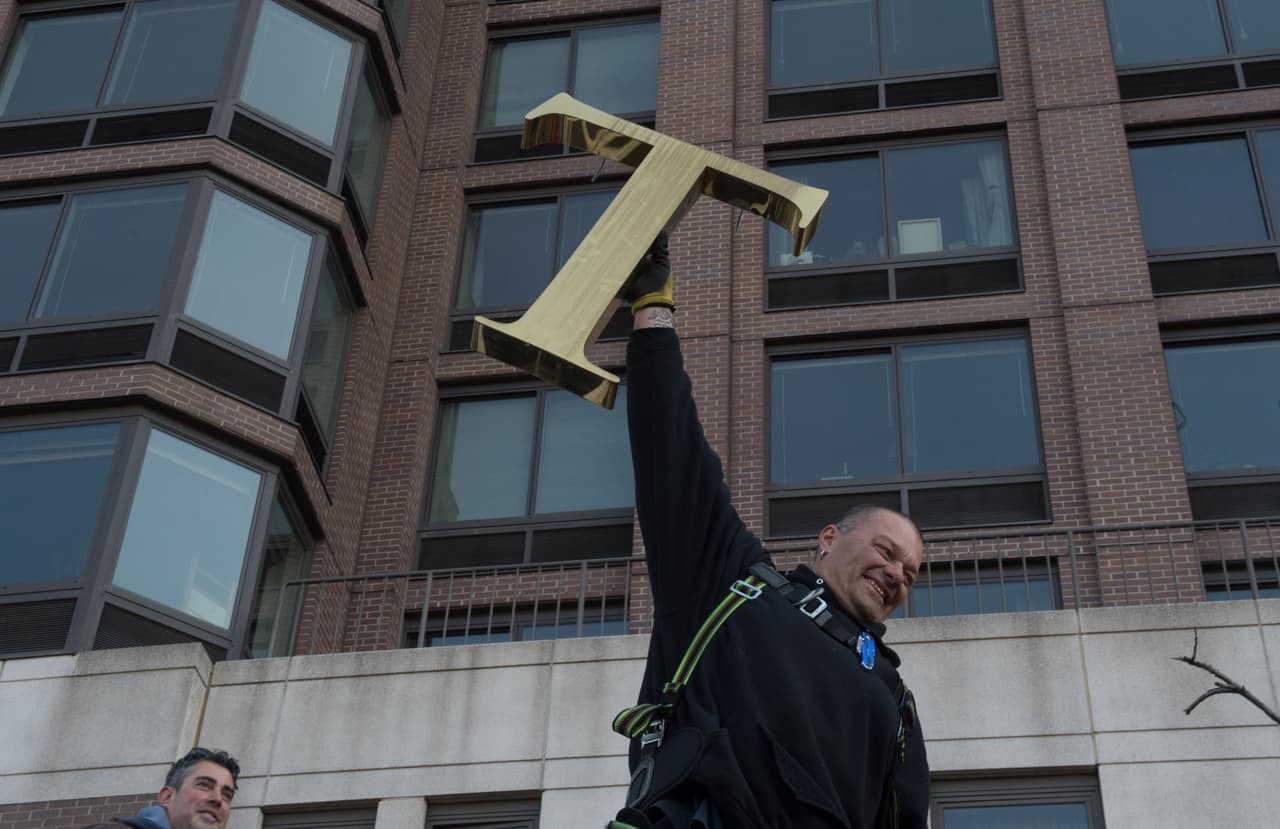 Trabajadores eliminan el letrero con el apellido Trump de 160 Riverside Blvd de Upper West Side, Manhattan, Nueva York. El nombre del presidente electo 
<a href="www.univision.com/personas-donald-trump" target="_blank"><b>Donald Trump</b></a> fue retirado de los tres edificios de lujo llamados 
<i>Trump Place</i> después de que 
<b><a href="http://www.univision.com/noticias/elecciones-2016/la-revuelta-de-los-inquilinos-de-un-edificio-llamado-trump-el-nombre-mas-toxico-de-nueva-york" target="_blank">los habitantes firmaran una petición diciendo que no querían que su casa se asociara con el presidente electo</a></b>.
