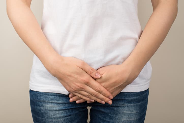 <b>Clamidia</b>. La infección por clamidia es una ETS común fácil de curar que puede afectar 
<a href="https://www.cdc.gov/std/spanish/clamidia/stdfact-chlamydia-s.htm">tanto a los hombres como a las mujeres</a>. Si se deja sin tratar, puede causar daños graves en el aparato reproductor de la mujer y dificultar el embarazo. También puede provocar un embarazo ectópico (cuando ocurre fuera del útero) que puede ser mortal.