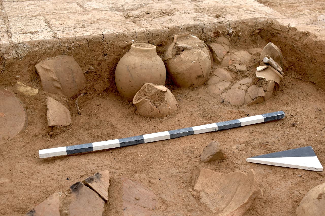 De particular interés resultó el descubrimiento de cinco vasijas de cerámica que contenían un archivo de más de 100 tablillas cuneiformes que datan del período asirio medio, poco después del terremoto que golpeó la ciudad. Algunas tablillas de arcilla, que pueden ser cartas, aún se encuentran en sus sobres.