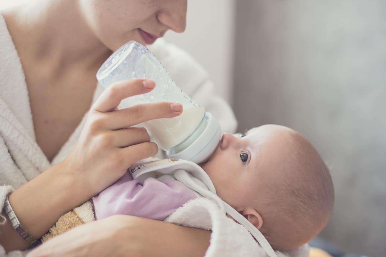 "Para asegurarse de que estén hidratados adecuadamente, ofrézcales su alimentación habitual de leche materna o de fórmula. El contenido de agua en ambas ayudará a mantenerlos hidratados. También les puede dar una pequeña cantidad de agua entre estos alimentos", continuó la doctora Sachs.