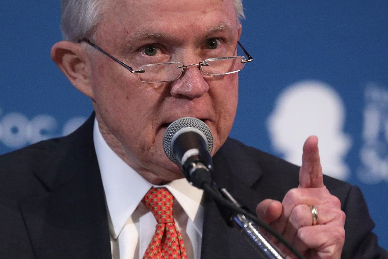 El gobierno de Trump recula y no suspenderá, por ahora, un programa que otorga asistencia legal a inmigrantes