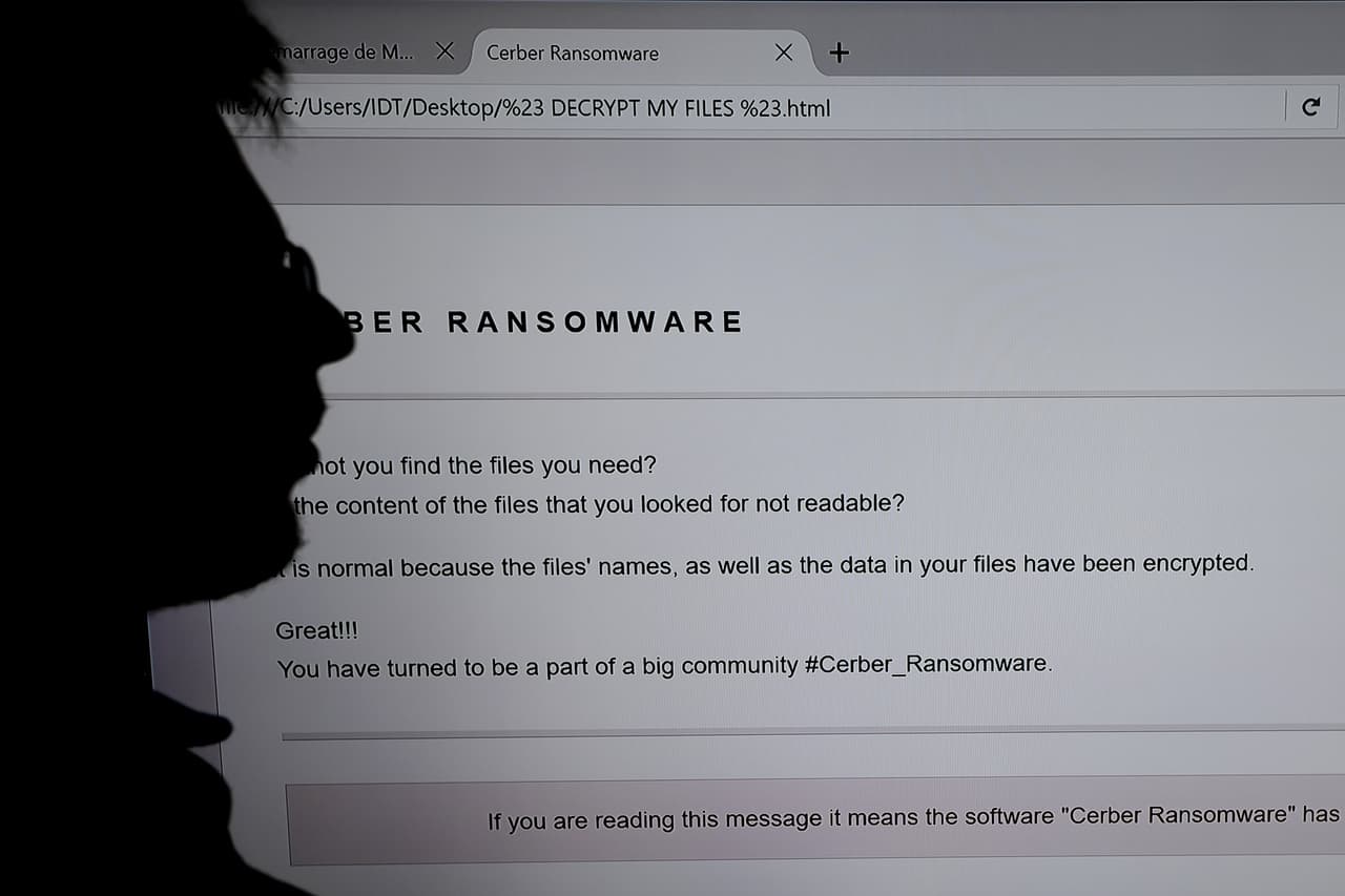 Un empleado de un hospital en Essex, que pidió no ser identificado, explicó que cerca de las 2 de la tarde (hora local) detectaron un 'ransomware' en sus computadoras. "Nos dijeron que las apagáramos y que desconectáramos los teléfonos. A un integrante de nuestro equipo 
<b>le saltó un mensaje diciendo que todos sus archivos serían eliminados en dos horas si no pagaba 300 dólares</b> en bitcoins".
