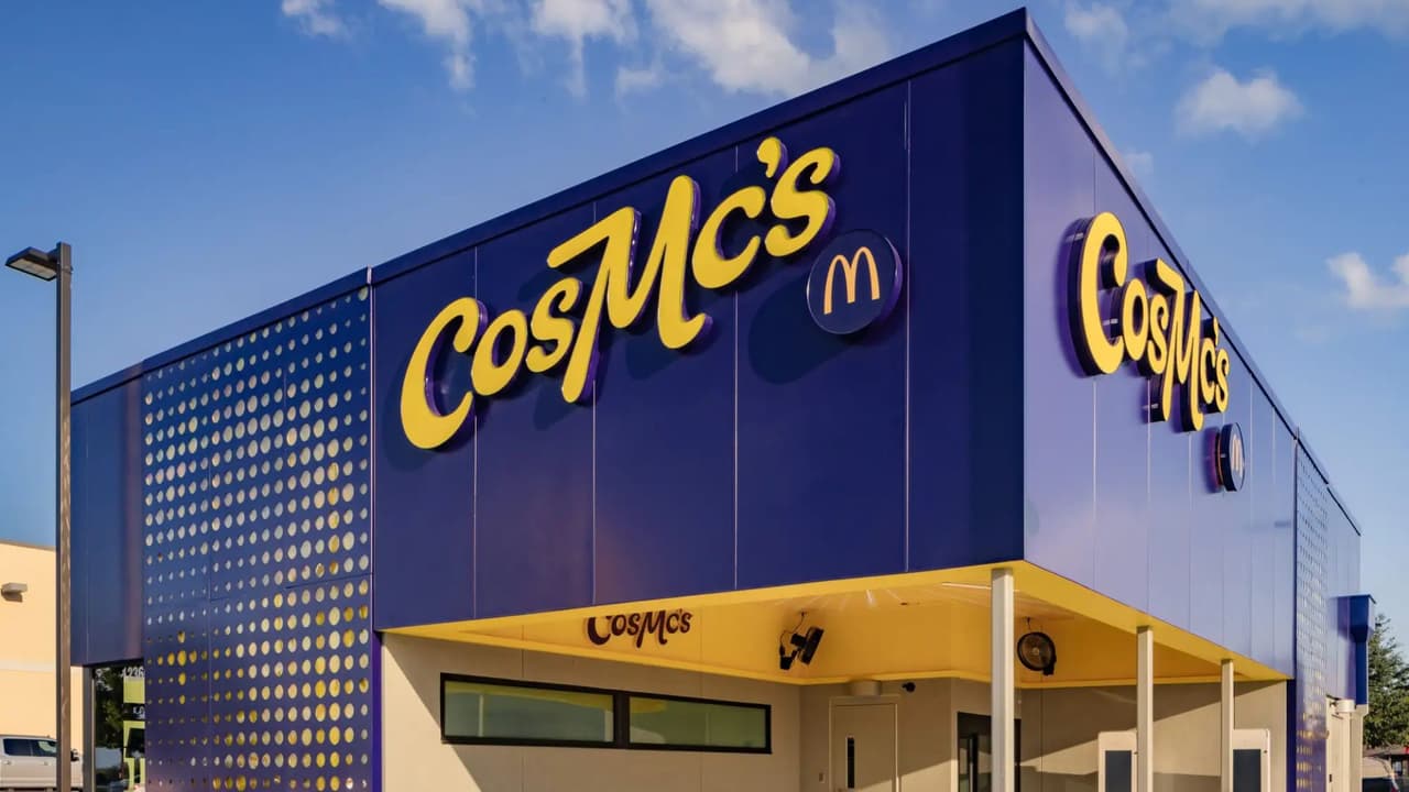 <h3 class="cms-H3-H3">¿Qué era CosMc’s? </h3>
<br>CosMc’s se presentó a finales de 2023 como 
<b>un nuevo concepto de bebidas y botanas, más enfocado en jóvenes y amantes de las bebidas personalizadas.</b> Su menú incluía opciones como: Frapé de churro, latte con cúrcuma y especias, y energizantes con cereza o té verde. También ofrecían galletas, 
<i>“snack boxes”</i> y una app con sistema de lealtad. El ambiente era más relajado, 
<b>tipo cafetería moderna, y no ofrecía hamburguesas ni papas fritas como en los McDonald’s tradicionales.</b>