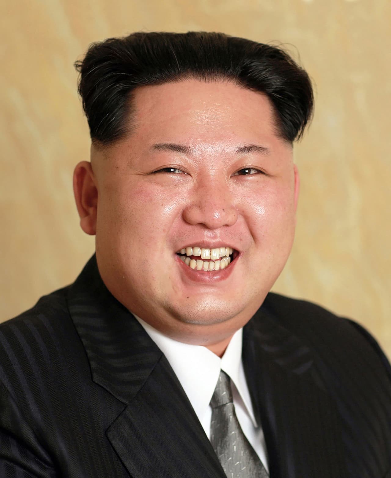 <b>La foto oficial.</b> La agencia de noticias de Corea del Norte publicó esta fotografía sin fecha el 10 de mayo de 2016. Un retrato del líder oficialmente seleccionado como presidente del Partido de los Trabajadores del Pueblo, el 9 de mayo de 2016.