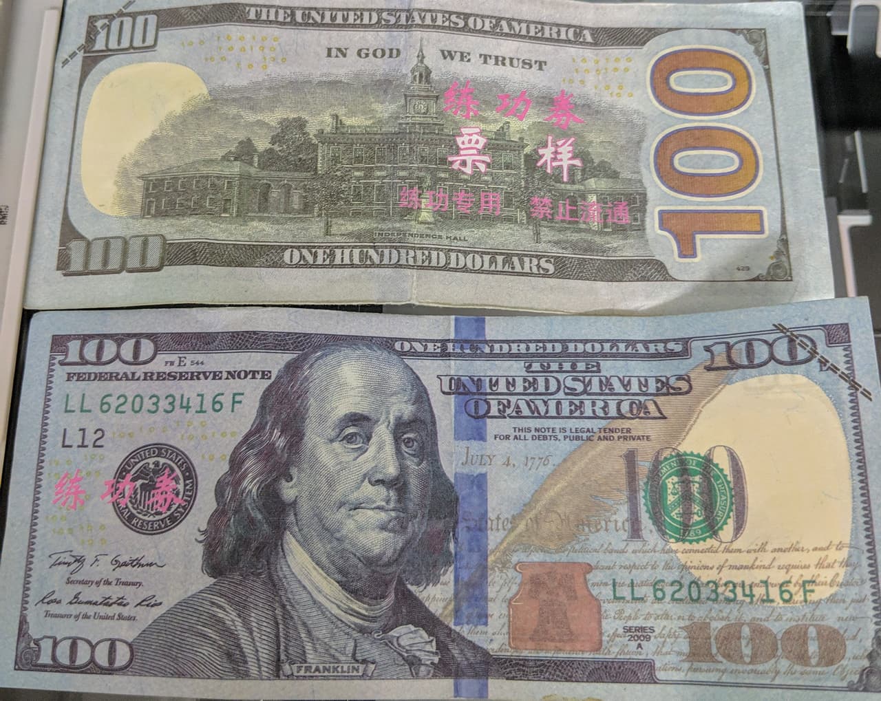 Para conocer más características de los dólares estadounidenses y detectar falsificaciones, entra 
<a href="https://www.uscurrency.gov/es/denominaciones/identificadores-de-billetes" target="_blank">aquí</a>.