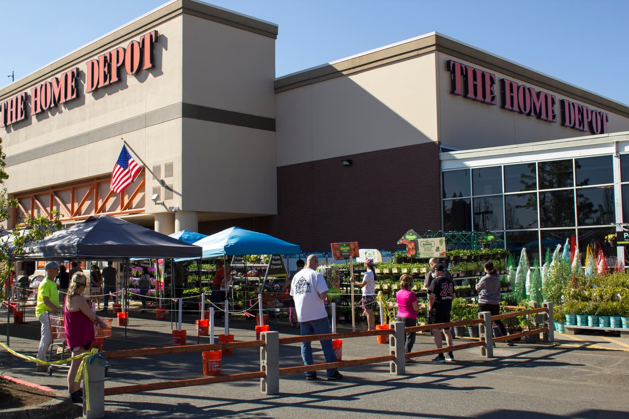 <b>The Home Depot. </b>
<br>
<br>Esta cadena de tiendas de herramientas y productos para remodelaciones y construcción tiene puestos disponibles tanto en la tienda como a distancia. Las opciones en la tienda incluyen servicio al cliente y ventas, que vienen con beneficios médicos y bonificaciones. 
<br>
<br>A distancia ofrecen puestos de analistas de ventas en línea. Deben tener un año de experiencia en algún cargo similar y habilidades analíticas.
<br>