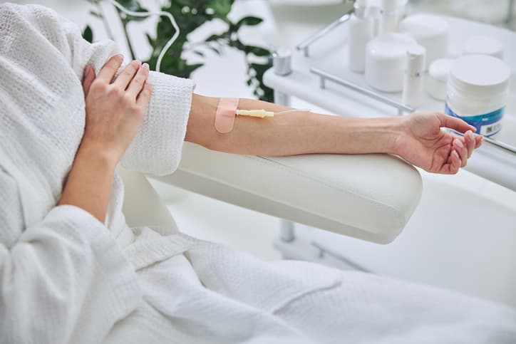 Por qué no debes dejarte llevar por la moda de los cocteles de vitaminas por vía intravenosa